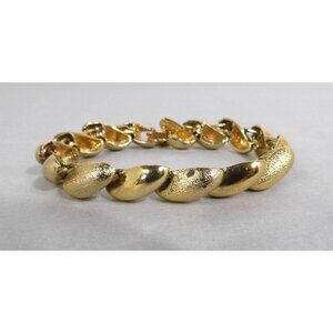 Vintage gold tone fashion bracelet fits a 6" wrist